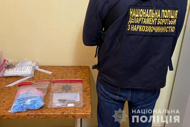 В Києві діяв наркоділер, в якого вилучили заборонені препарати на суму 1,5 мільйона гривень