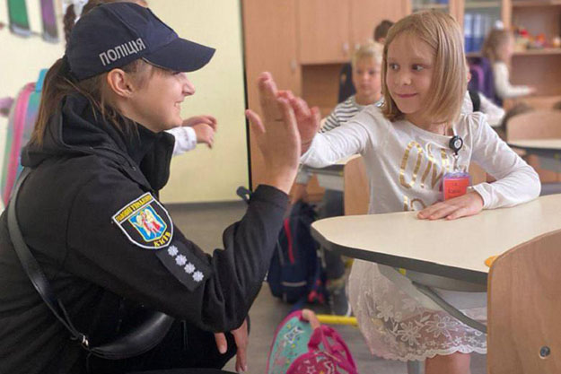 Полицейские Киева провели в школу первоклассницу Карину, из-за военной агрессии РФ потерявшей родителей.