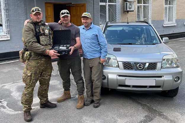 Британские волонтеры подарили Nissan и дрон полицейским Вышгородского района