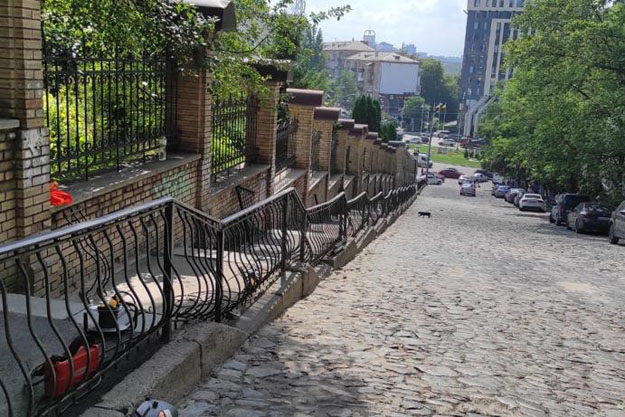 В Києві проводиться ремонт вулиць. На Шовковичній оновлено більше 400 квадратних метрыв покриття