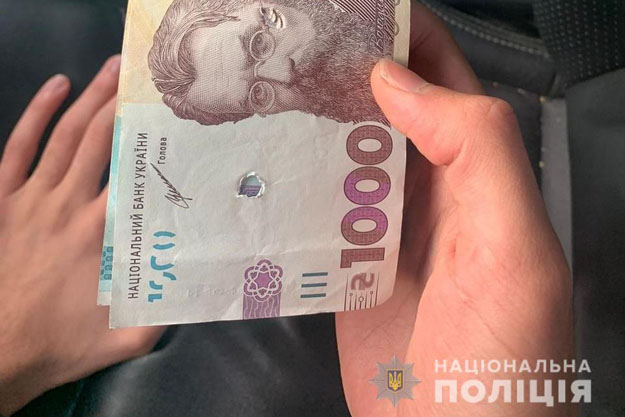 В Києві затримано молодого чоловіка, який поповнював банківську карту пошкодженими купюрами