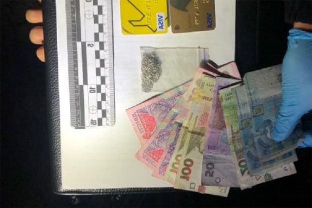 В Киеве в маршрутном такси мужчина украл из сумки женщины деньги, банковские карточки и ювелирные изделия