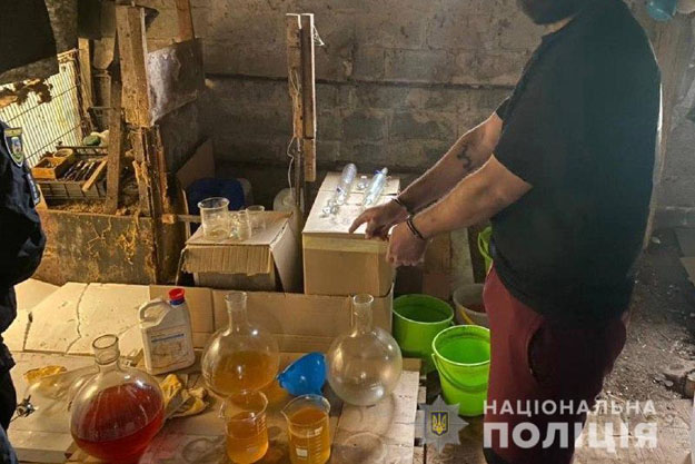 В Броварском районе двое граждан организовали нарколабораторию. Правоохранители изъяли психотропы на сумму более 700 тысяч гривен