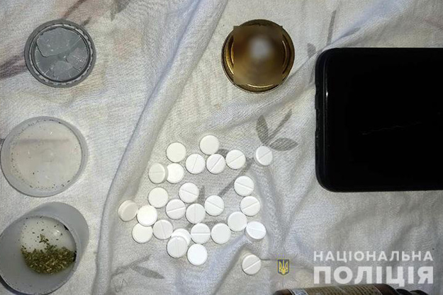 У Києві оперативники затримали наркоділка, який у квартирі знайомого збував метадон