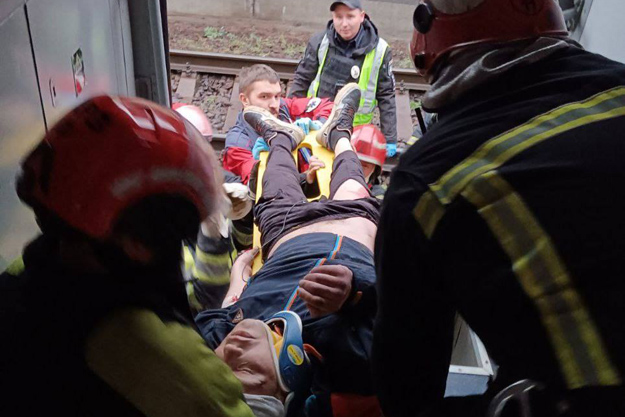 В Соломенском районе Киева человек попал под поезд на железнодорожной станции "Караваевы дачи" (фото)