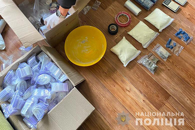 В Києві на Печерську правоохоронці вилучили у киянина наркотиків на півтора мільйона гривень