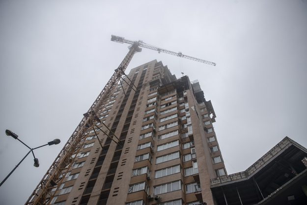 В Києві продовжується відновлення пошкоджених російськими обстрілами будинків 