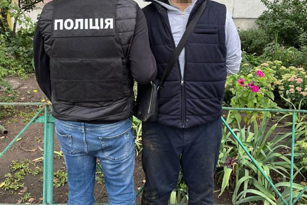В Печерском районе Киева налетчик распылил слезоточивый газ в лицо прохожему и отобрал у жертвы телефон