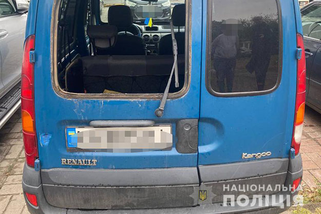 В Оболонском районе Киева ранее судимый залез в припаркованный Renault Kangoo и украл из салона инструменты на 8 тысяч гривен
