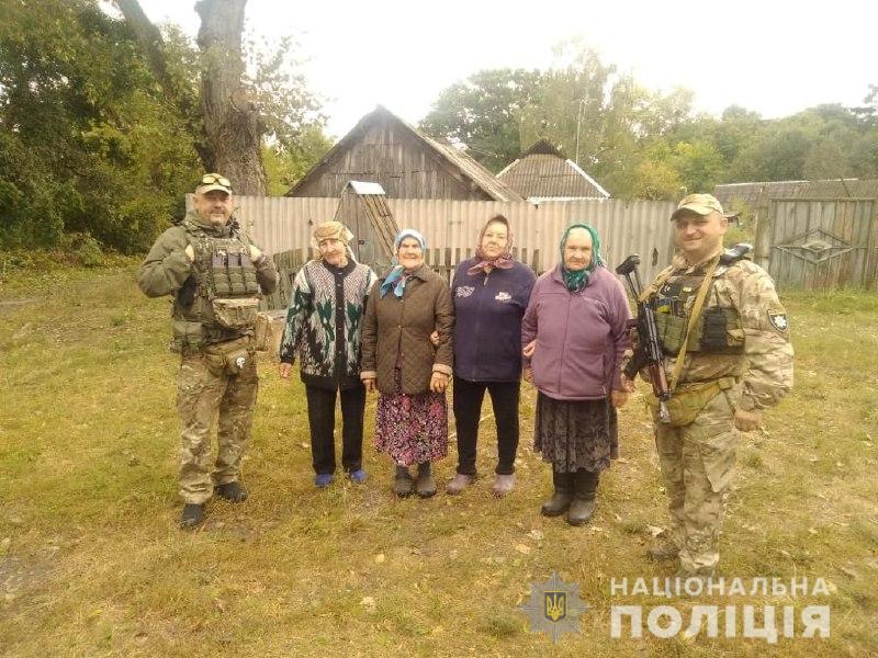 До Чорнобильської зони відчуження самоселам села Куповатого доправили гуманітарну допомогу. В офіційно нежитловому селі проживає кілька жінок похилого віку
