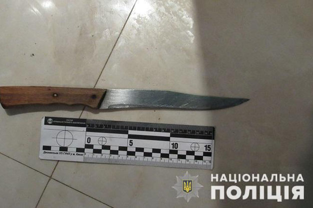 В Деснянском районе Киева местный житель ударил ножом знакомого во время распития алкогольных напитков. Обвиняемого отпустили в зале суда