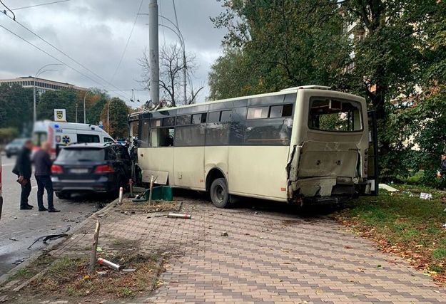 В Киеве в ДТП попала маршрутка с пассажирами, есть пострадавшие
