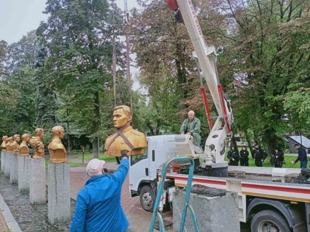 У Борисполі демонтують радянські пам'ятники