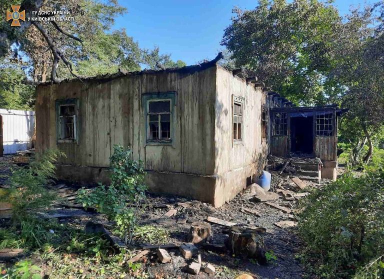 На Київщині з палаючого будинку врятували чоловіка