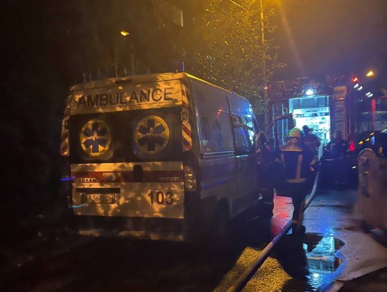 Пожар в Киеве: женщина выпрыгнула из окна, мужчина погиб внутри горящей квартиры