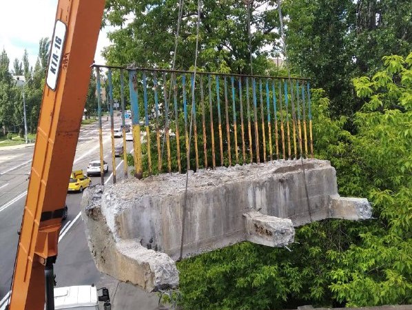 В Киеве разбирают аварийный мост