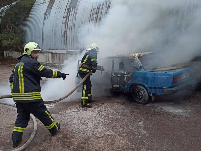 Посреди улицы в Киеве загорелся автомобиль