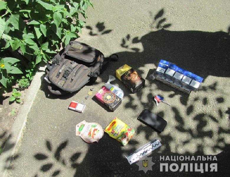 Вистежили та напали у дворі: у Києві побили та пограбували чоловіка