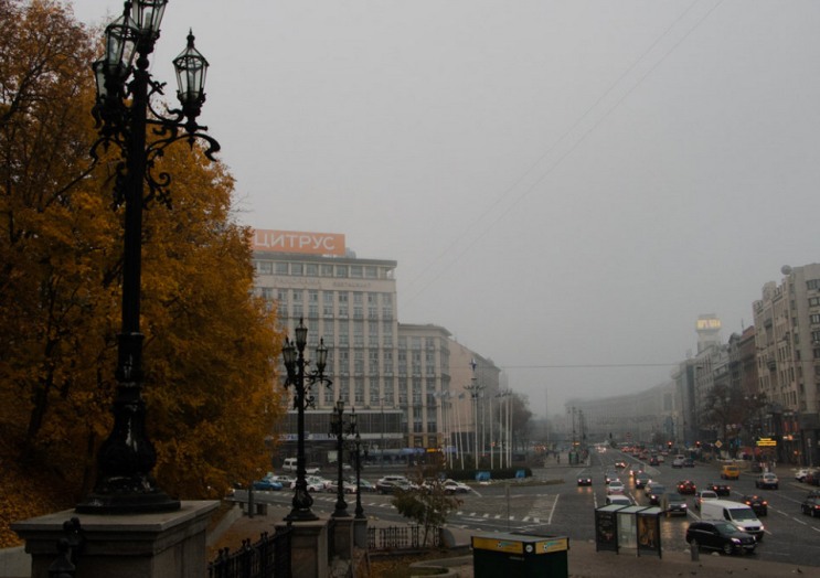 Киев накрыл туман, водителей предупреждают об опасности