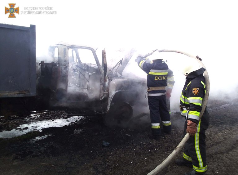 В поле под Киевом сгорел грузовик с зерном