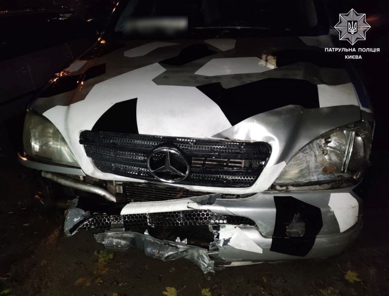 В Киеве пьяный водитель устроил ДТП и сбежал, бросив маленького сына