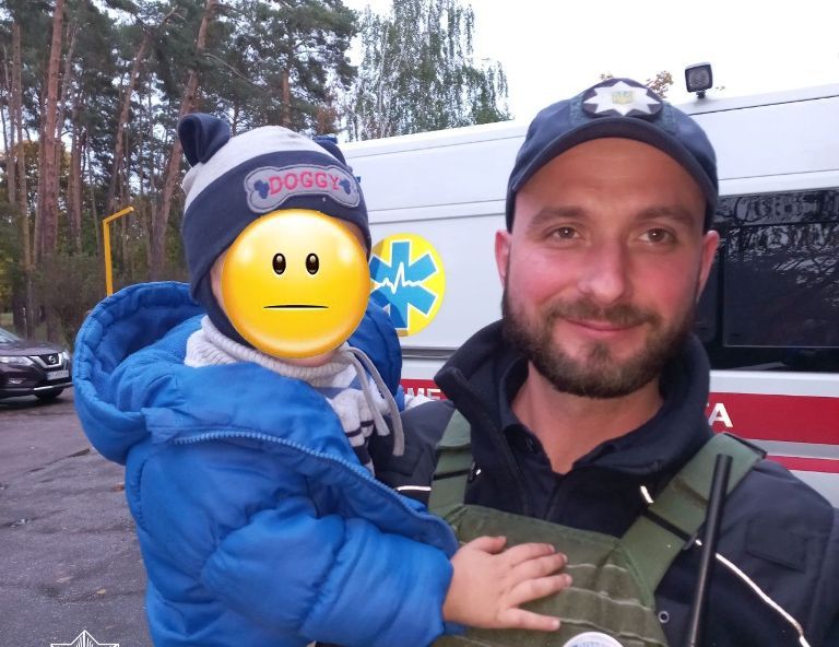 У Києві п'яна жінка заснула посеред вулиці, забувши про дитину