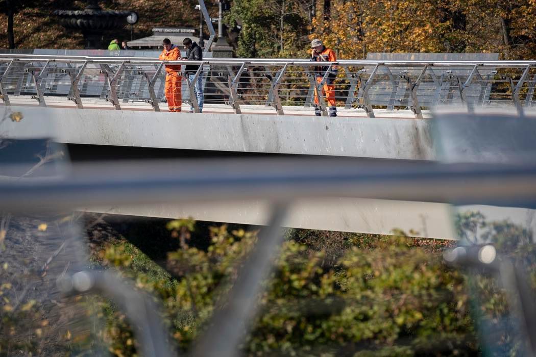 Символ несокрушимости: в Киеве обследуют пострадавший от обстрелов стеклянный мост (фото)