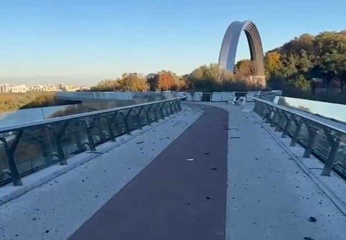 Кличко показал, как выглядит стеклянный мост после обстрела Киева (видео)