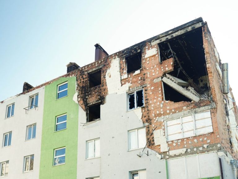 У селі під Києвом демонтують будинок, зруйнований російськими військами