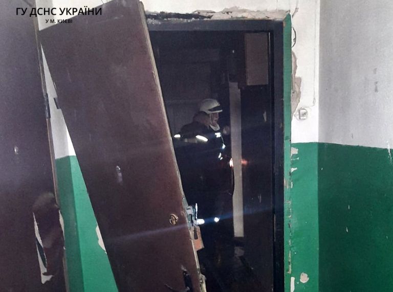 В Киеве загорелся высотный дом, погибла женщина