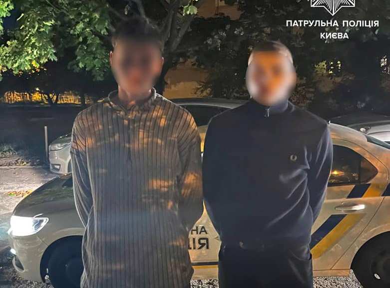 Избили и ограбили: в Киеве двое парней ради забавы напали на прохожего