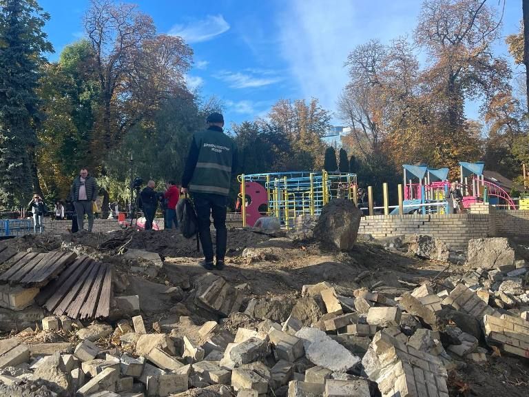Убытки на миллионы: в Киеве подсчитали ущерб от прилета российской ракеты в парке Шевченко
