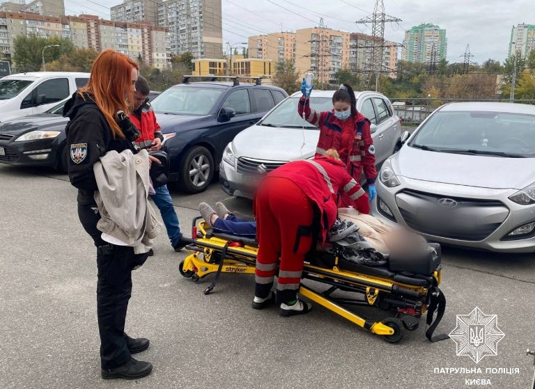 Лежала три дня, умоляя о помощи: в Киеве патрульные спасли пенсионерку
