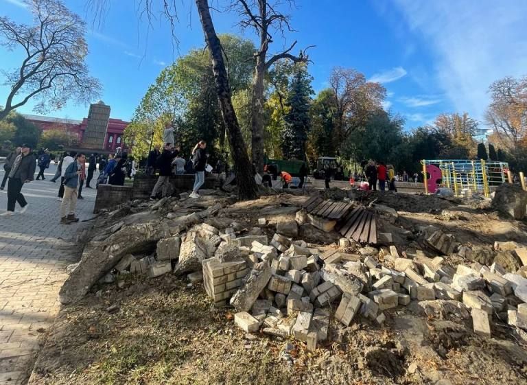 Киевляне предлагают сохранить воронку от ракеты в парке Шевченко