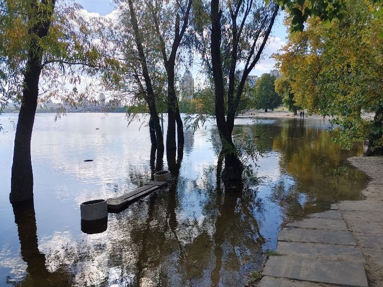 На Оболоні у Києві підтопило парк