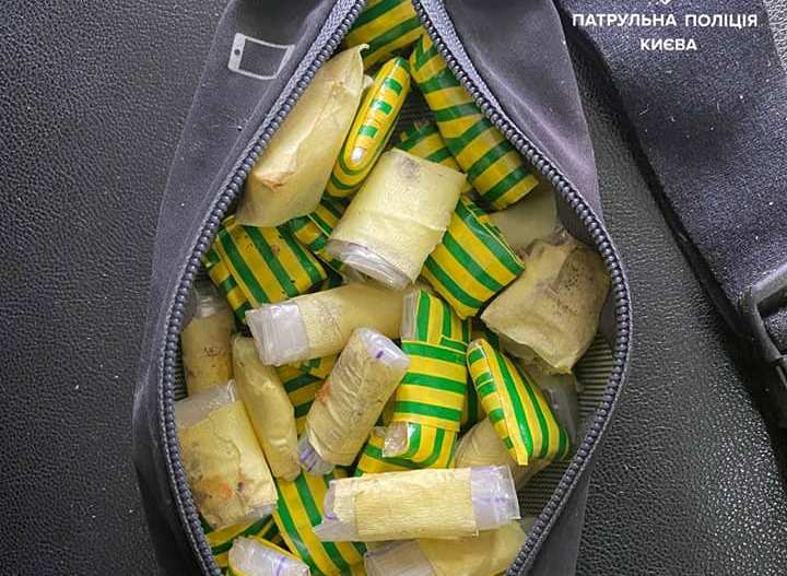 В Киеве на станции городской электрички нашли сумку, набитую наркотиками