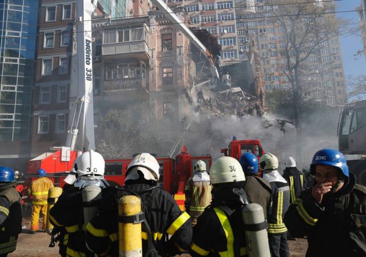 Еще один погибший: под завалами в центре Киева нашли тело мужчины