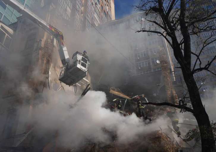 Ранкова атака Києва: що відбувається на місці удару дронами (фото)