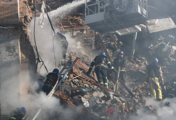 Пятая жертва: из-под завалов дома на Жилянской достали тело еще одной женщины