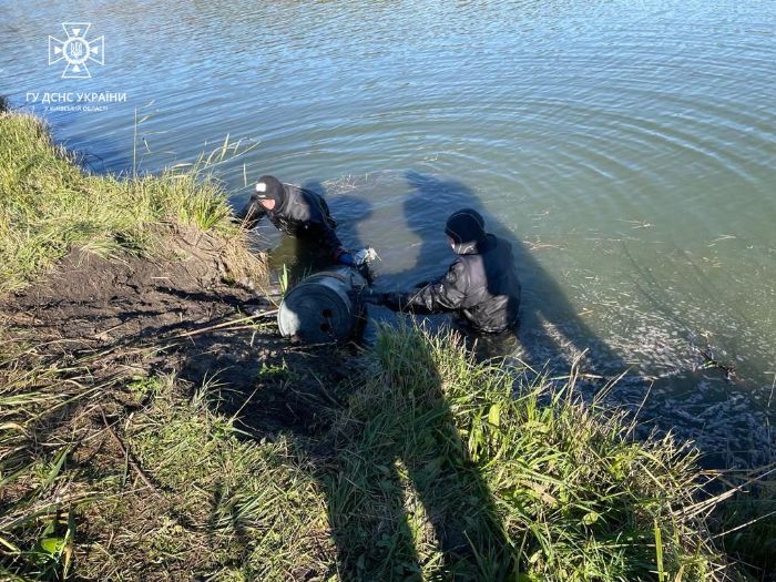 Из водоема под Киевом вытащили обломок российской ракеты (фото)