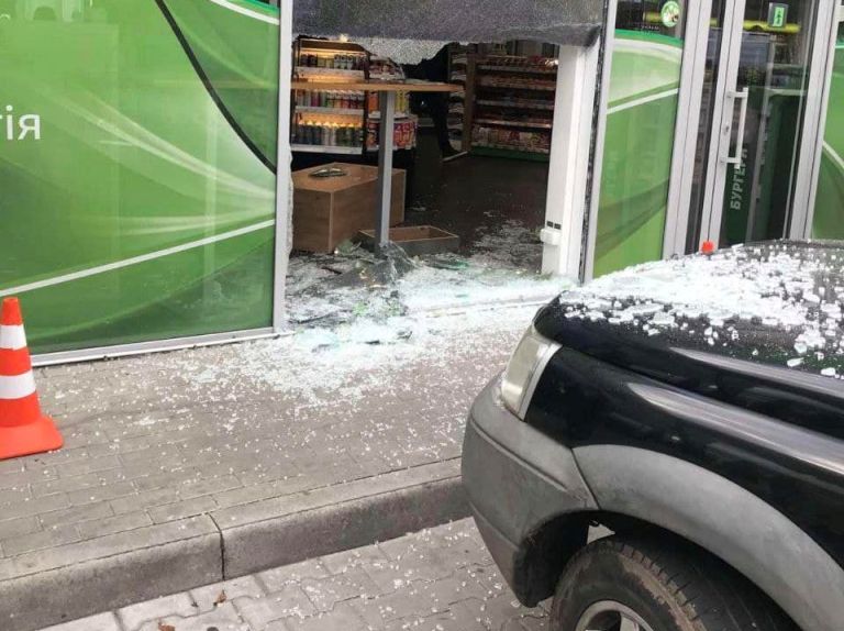 Под Киевом женщина на Land Rover сбила пешехода и влетела в витрину