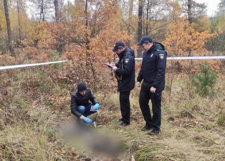 У лісі під Києвом знайшли тіло вбитої окупантами людини