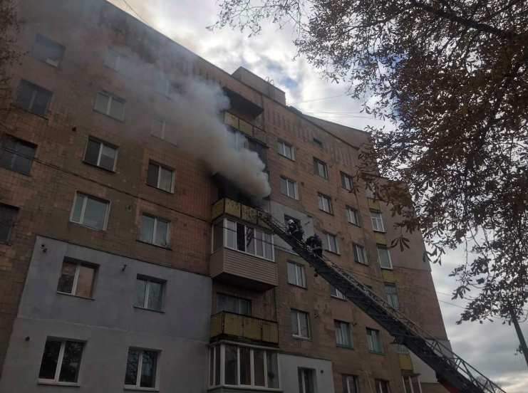В Фастове загорелся жилой дом, спасатели эвакуировали 13 человек