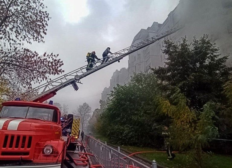 На Подолі загорівся житловий будинок, людей евакуювали автодрабиною