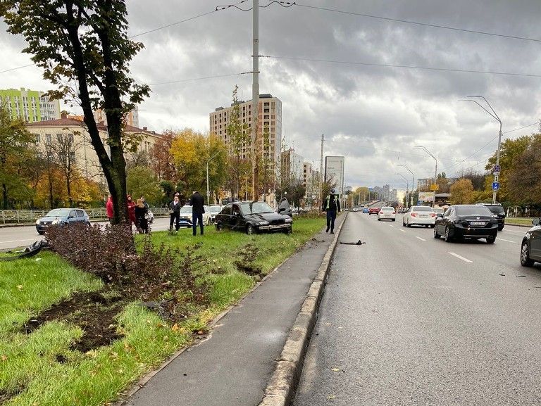 В Киеве водитель BMW сбил коммунальщиков, один из них погиб