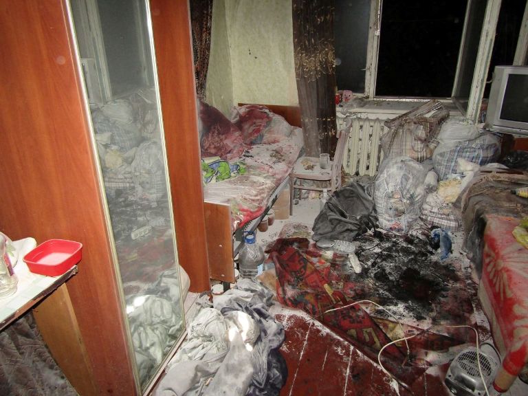В Киеве загорелось общежитие, внутри нашли мужчину без сознания