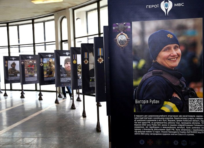 В метро Киева открылась фотовыставка, посвященная работникам МВД