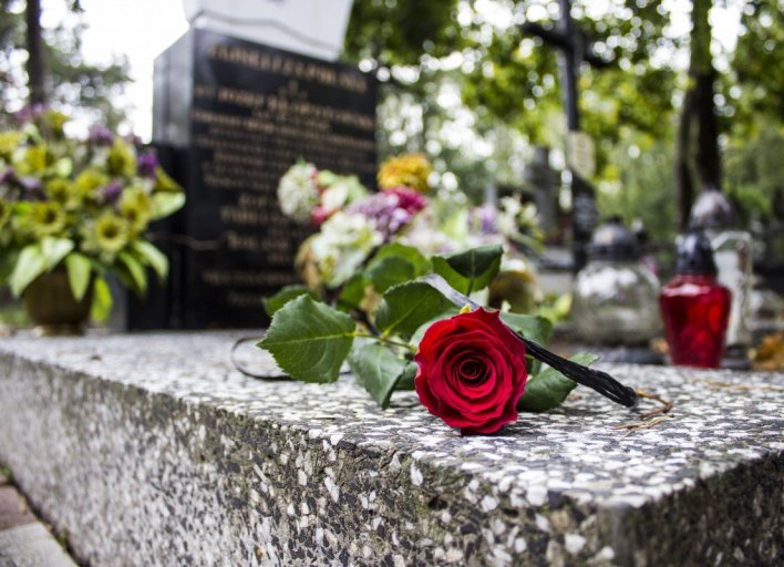 Под Киевом вандал повредил несколько десятков памятников на кладбищах