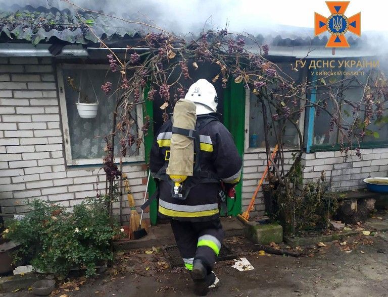 В Киевской области загорелся частный дом, погибла женщина