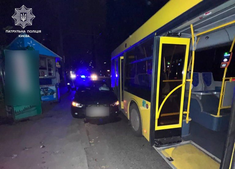 В Киеве пьяная женщина на BMW влетела в автобус